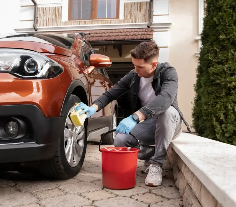 Lavage auto à domicile La Ségalassière : professionnel intervenant sur un véhicule